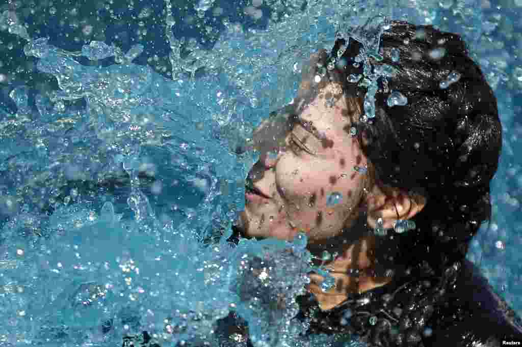 Seorang perempuan melompat masuk ke kolam berisi air es pada lomba halang rintang Tough Mudder di&nbsp;San Bernardino, California, Amerika Serikat.