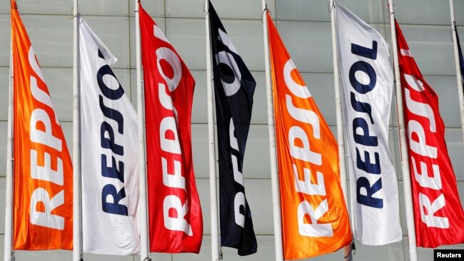 Cờ công ty Repsol tại Madrid, Tây Ban Nha.