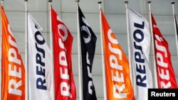 Tin cho hay, Việt Nam phải ngừng dự án "Cá Rồng Đỏ" với Repsol vì áp lực từ Trung Quốc.