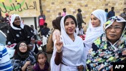 Alla Salah, une Soudanaise propulsée à la gloire sur Internet plus tôt cette semaine après avoir dirigé de puissants chants de protestation contre le président Omar al-Bashir, lors d'une manifestation dans la capitale Khartoum le 10 avril 2019.