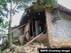 Foto dirilis Badan Nasional Penanggulangan Bencana (BNPB) memperlihat rumah-rumah warga di Provinsi Banten dan Jawa Barat yang rusak akibat gempa 6,1 SR, Selasa 23 Januari 2018.(Courtesy Photo:BNPB)