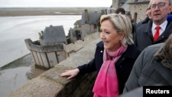Marine Le Pen, kandida pou pòs prezidan an Frans 2017 pandan li tap vizite montay Saint Michel, Frans, 27 fevriye 2017. Foto: REUTERS/Stephane Mahe.