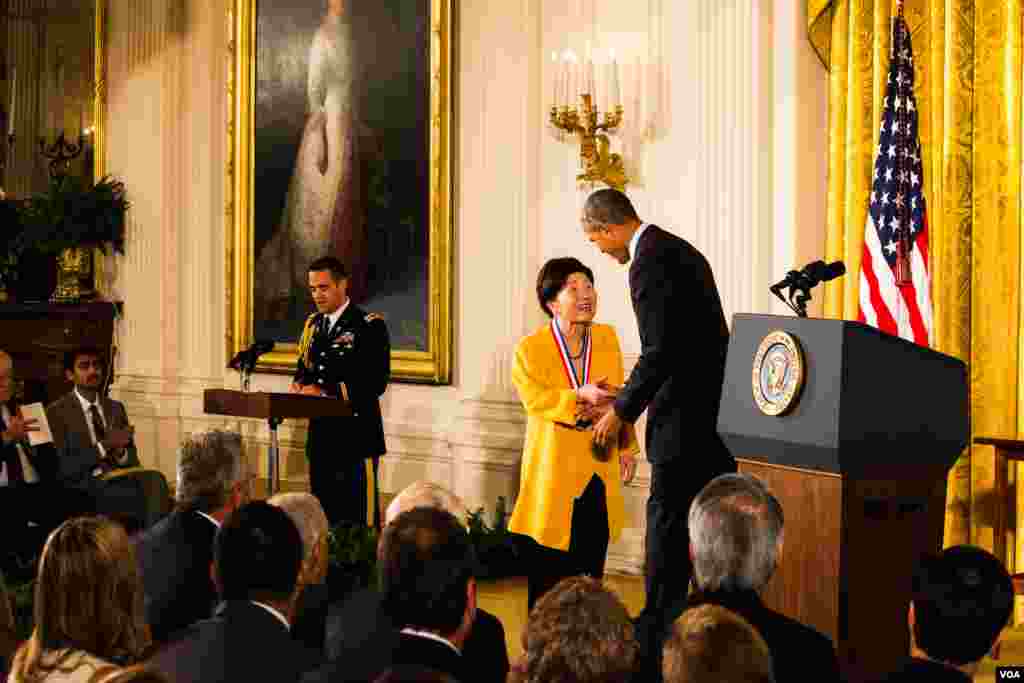 奥巴马授予两位华裔科学家最高荣誉 (美国之音常晓拍摄) 