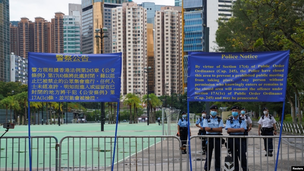 八九六四32周年之际，香港警察在维多利亚公园外设置路障并在旁站岗。（2021年6月4日）