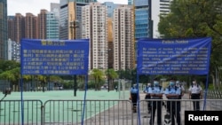 八九六四32週年之際，香港警察在維多利亞公園外設置路障並在旁站崗。（2021年6月4日）