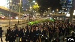 香港法律界举行反人大释法黑衣静默游行（美国之音海彦拍摄）