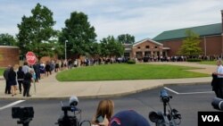 22일 오토 웜비어 씨의 장례식이 거행된 미국 오하이오주 와이오밍 고등학교 앞에 조문객들이 줄 서 있다. 1천 명이 넘는 조문객이 몰려 장례식장이 꽉 차는 바람에 일부는 발길을 돌리기도 했다.