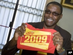 15 October 2009, Rome - Former Olympic runner Carl Lewis holding the official t-shirt of the press conference for the 4th edition of the Run For Food race to take place on the occasion of World Food Day.