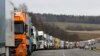 Des poids lourds sont pris dans un embouteillage près de la frontière entre la Lituanie et le Belarus, le jeudi 19 mars 2020. (AP Photo/Sergei Grits)