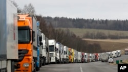 Des poids lourds sont pris dans un embouteillage près de la frontière entre la Lituanie et le Belarus, le jeudi 19 mars 2020. (AP Photo/Sergei Grits)