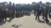 Le Gouverneur Célestin Mpande Kapopo présente un groupe de 38 présumés bandits armés à Lubumbashi, RDC, 7 septembre 2017. (VOA/Narval Mabila)