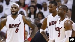 LeBron James (6) Chris Bosh i Dwyane Wade (3) iz Miami Heat-a na utakmici protiv Philadelphia 76ers-a