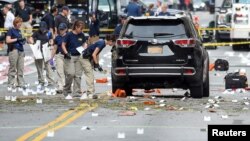 전날 테러 공격으로 보이는 폭발이 발생한 미국 뉴욕시 첼시에서 18일 FBI 수사관들이 증거물을 수거하고 있다.