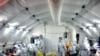 中国陕西西安市的医护人员在临时搭建的新冠核酸测试实验室里工作。（2021年12月22日）