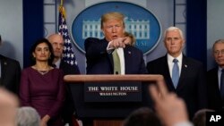 Predsednik Tramp tokom današnjeg brifinga za novinare u Beloj kući (Foto: AP/Evan Vucci)
