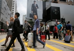2015年4月12日香港购物区提着手提箱的中国大陆顾客。