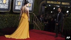 «ریچل بروزناهان» بازیگر آمریکایی با لباس زرد خود برای خبرنگاران ژست می‌گیرد