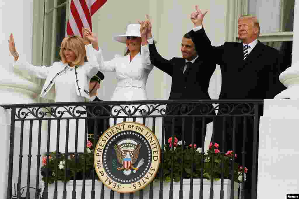 2018年4月24日，美国总统川普、第一夫人梅拉尼亚和法国总统马克龙及其夫人布里吉特在美国华盛顿白宫的阳台上携手。