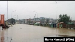 De fortes pluies ont touché certains quartiers d'Abidjan, entraînant des décès, le 19 juin 2018. (VOA/Narita Namasté)