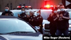 На фото: поліцейські Нью-Йорка аплодують медичним працівникам