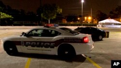 ARCHIVES - la police à l'endroit où au moins 5 personnes ont été abattues mercredi 22 juillet 2009 sur le campus de la Texas Southern University.