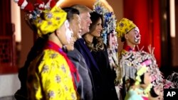 美国的唐纳德·川普总统和第一夫人梅拉尼亚，中国国家主席习近平和夫人彭丽媛在北京紫禁城观赏京剧，和演员合影（2017年11月8日）。