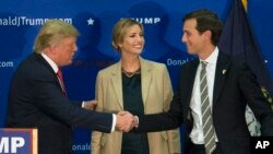 Le président élu des Etats-Unis Donald Trump, à gauche, serre la main avec Jared Kushner, à droite, le mari de sa fille Ivanka Trump, au centre, au cours de la campagne électorale à l’école secondaire de Concord, New Hampshire, 18 janvier 2016.