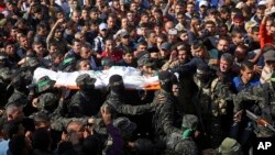 Seguidores llevan el cuerpo del fallecido comandante de Hamas, Nour el-Deen Barakas, el lunes 12 de noviembre de 2018.
