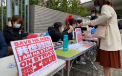 參與2月4日第二日罷工升級行動的香港醫護人員在威爾斯親王醫院外的街站簽到。(美國之音湯惠芸攝）