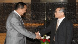 Diplomat dua Korea mengadakan pertemuan di Bali, utusan Korut Ri Yong Ho (kiri) berjabat tangan dengan Wi Sung-lac, utusan Korsel (22/7).