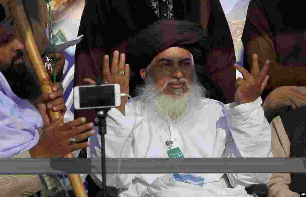 تحریکِ لبیک کی طرف سے اسلام آباد ہائی کورٹ میں ایک درخواست دائر کی گئی تھی جس میں استدعا کی گئی ہے کہ حکومت ختمِ نبوت سے متعلق حلف نامے میں تبدیلی کے بارے میں انکوائری رپورٹ عدالت میں پیش کرے