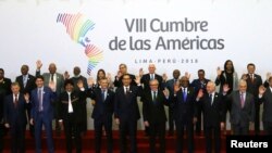 Lideres de gobierno posan para la foto oficial de la VIII Cumbre de las Américas, en Perú, el 14 de abril de 2018.