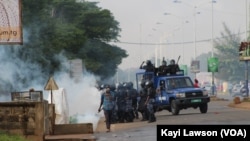 La police lance des grenades lacrymogènes pour disperser les manifestants à Lomé, Togo, 19 août 2017. (VOA/Kayi Lawson)