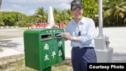 台灣總統馬英九在太平島投遞明信片。（資料照）