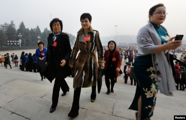 李小琳身穿名牌大衣出现在人民大会堂,参加全国妇女代表大会(2013年10月28日)