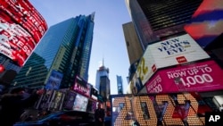 Suasana Times Square, New York City, 20 Desember 2021. Anggota parlemen New York pada Jumat (1/7) mulai memperbaiki undang-undang tentang senjata api yang akan melarangnya dari daftar panjang "tempat-tempat sensitif," termasuk Times Square.Foto: AP)
