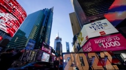 Suasana Times Square, New York City, 20 Desember 2021. Anggota parlemen New York pada Jumat (1/7) mulai memperbaiki undang-undang tentang senjata api yang akan melarangnya dari daftar panjang "tempat-tempat sensitif," termasuk Times Square.Foto: AP)
