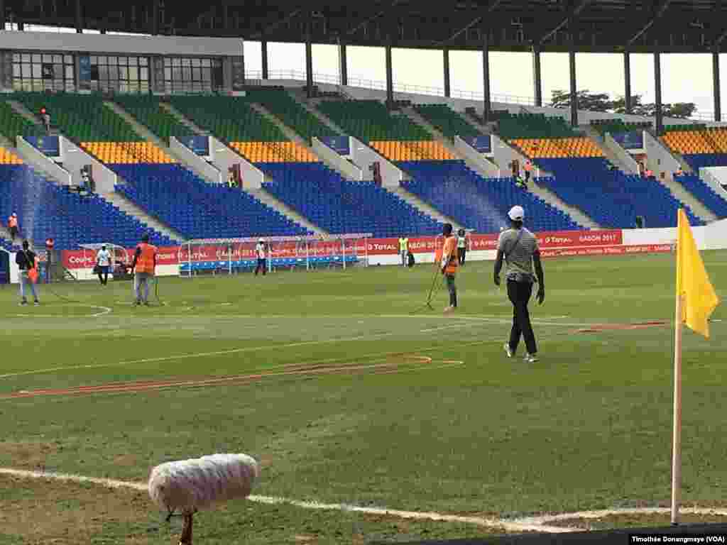 Les derniers préparatifs sont mis en place au stade d'Oyem, au Gabon, le 25 janvier 2017. (VOA/Timothée Donangmaye)