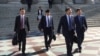 Anggota delegasi Perdagangan China berjalan meninggalkan gedung Departemen Keuangan AS setelah melangsungkan pembicaraan selama dua hari dengan perwakilan AS di Washington DC, 23 Agustus 2018.