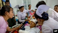 30일 미얀마 양곤에서 열린 야당 집회 중 폭력배이 야당 지도자들을 공격해 나잉 응안 린 국회의원이 병원으로 이송되었다.