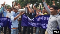 Protestors shout as they gathered in front of Cambodia's National Assembly to protest against Kem Sokha, Vice President of National Assembly and CNRP, demanding him to resignation. (Neou Vannarin/VOA Khmer)