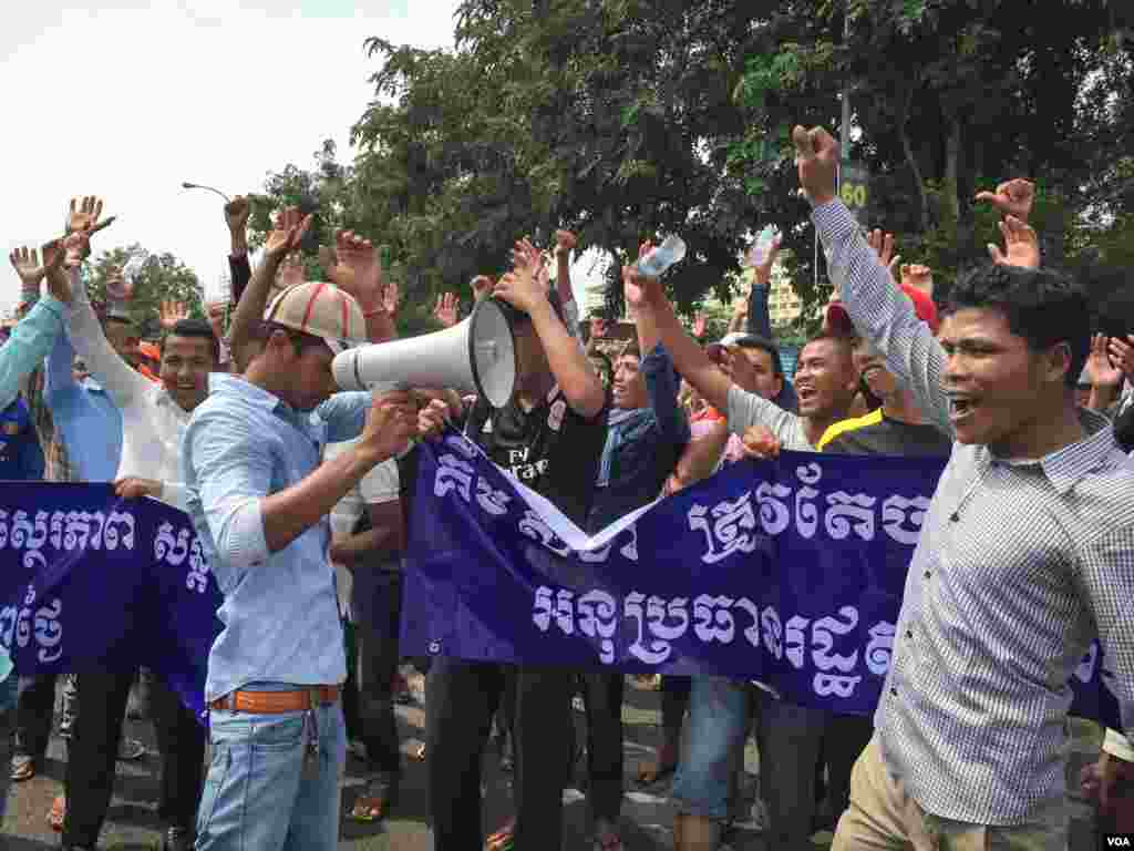 ក្រុម​អ្នក​តវ៉ា​ដែល​ភាគ​ច្រើន​ជា​យុវជន​ ស្រែក​ពាក្យ​ស្លោក​ ខណៈ​ពេល​ដែល​ពួក​គេ​បាន​ប្រមូល​ផ្តុំ​គ្នា​នៅ​មុខ​រដ្ឋសភា​ជាតិ​ និង​ស្នើ​ឲ្យ​មាន​ការដក​តំណែង​លោក​កឹម​ សុខា​ អនុ​ប្រធាន​ទី​១​នៃ​រដ្ឋសភាជាតិ​ ដោយ​លើក​ហេតុផល​ថា​លោក​ប្រើ​នយោបាយ​ភូតភរ​បោកប្រាស់​និង​លាបពណ៌ កាល​ពី​ព្រឹក​ថ្ងៃ​ច័ន្ទ​ ទី​២៦ ខែ​តុលា​ ឆ្នាំ​២០១៥។ (នៅ​ វណ្ណារិន/VOA)