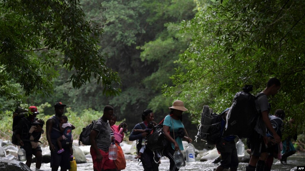 Migrantes haitianos cruzan la selva del Tapón del Darién, cerca de Acandi, departamento de Chocó, Colombia, rumbo a Panamá, en su camino a EE. UU., el 26 de septiembre de 2021. 