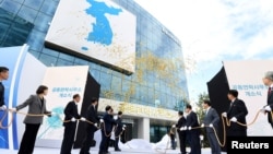 افتتاح نخستین دفتر «رابط» سئول و پیونگ یانگ در روستای مرزی «کائسونگ» در کره شمالی - ۱۴ سپتامبر ۲۰۱۸ 