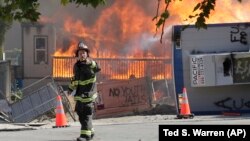 Demonstrasi memprotes ketidakadilan rasial berakhir rusuh di kota Seattle, negara bagian Washington, Sabtu (25/7). 