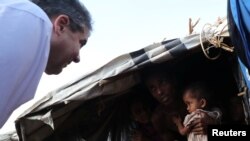  ဂျာမန်နိုင်ငံခြားရေးဝန်ကြီး Sigmar Gabriel က Cox’s Bazar ဒေသမှာရှိတဲ့ ရိုဟင်ဂျာ ဒုက္ခသည်စခန်းတွေကို တနင်္ဂနွေနေ့က သွားရောက်စဉ် 
