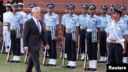 美国防长马蒂斯走过印度仪仗队（2017年9月26日）