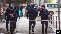22일 벨기에 경찰이 테러 용의자 검거를 위하여 브뤼셀의 그랑 플라스 인근을 차단했다.