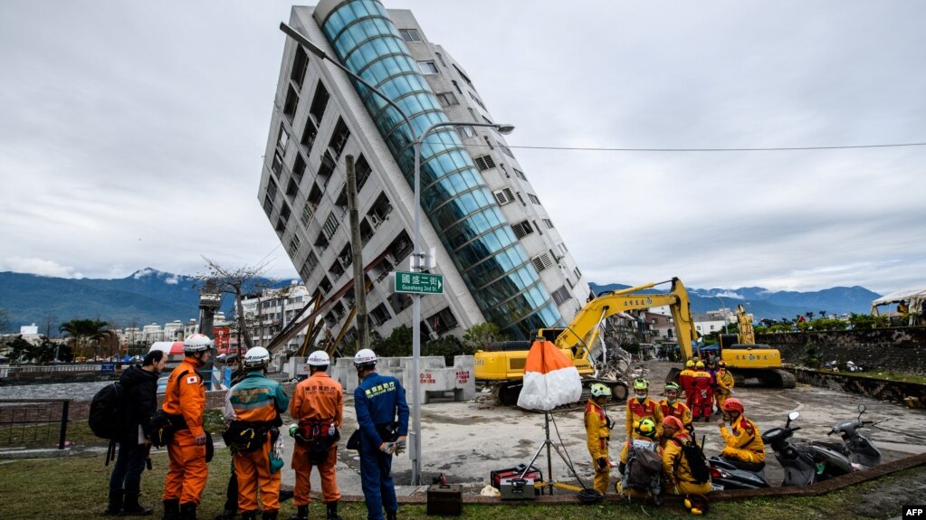 日本和台湾的救援人员在台湾花莲市查看地震过后岌岌可危的大楼。