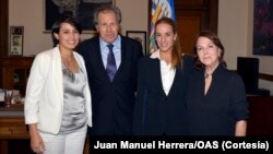 El secretario general de la OEA, Luis Almagro junto a Patricia de Ceballos, Lilian Tintori y Mitzy Capriles. [Juan Manuel Herrera/OAS].